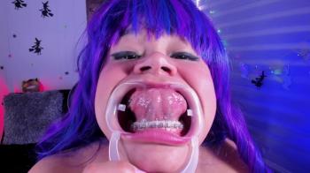 Brunette Skype Sex Babe Fucks Pussy On Cam