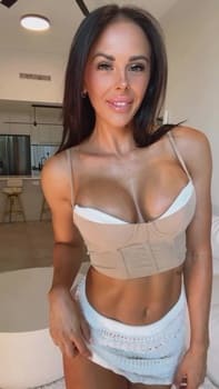 Littlebrunettebaddie cumshot